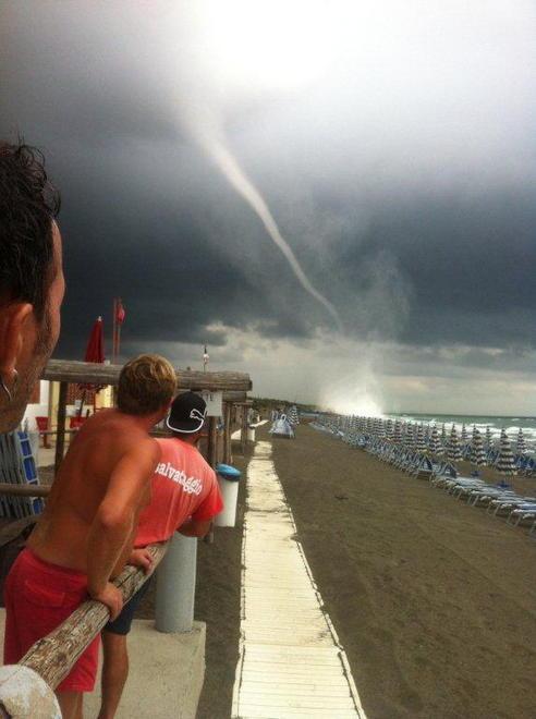 Ansedonia, l'impressionante spettacolo di una tromba marina 