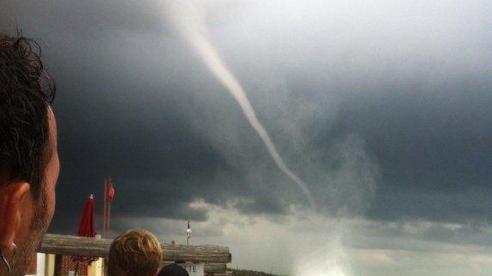 Ansedonia, l'impressionante spettacolo di una tromba marina