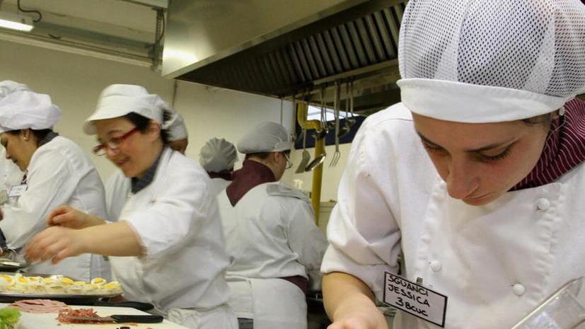 Prato, ecco perché nessuno si è candidato per un posto da cuoco o da guardarobiere