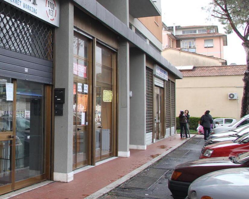 Minacciandolo con la pistola gli portano via l’auto e il portafoglio 