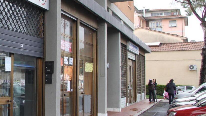 Minacciandolo con la pistola gli portano via l’auto e il portafoglio