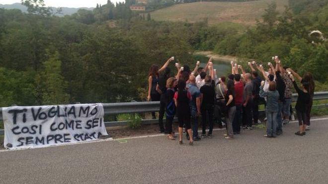Jennifer, triste brindisi sul luogo dell’omicidio