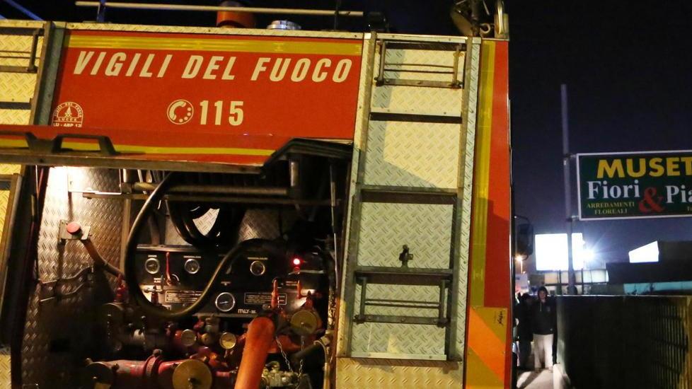 Incendio in una casa in centro le fiamme danneggiano 2 stanze