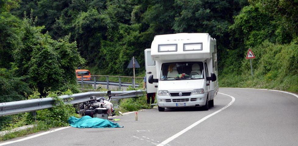 Moto si scontra col camper Muore centauro di 57 anni 