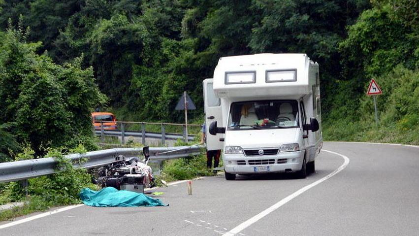 Moto si scontra col camper Muore centauro di 57 anni