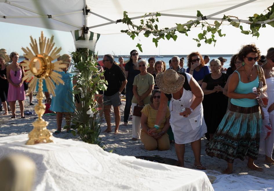 Sull’arenile compaiono altare e ostensorio: «Qui si prega» 