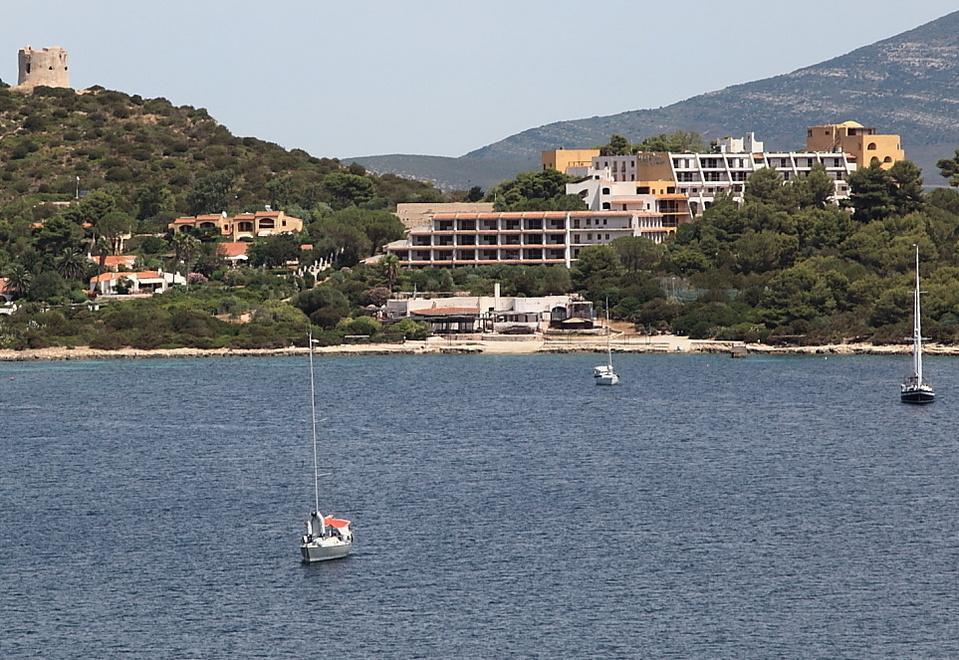 L’hotel è chiuso, il padrone è il degrado 