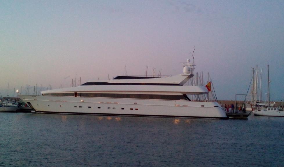 Siniscola, lo spettacolo dei maxi yacht in porto 