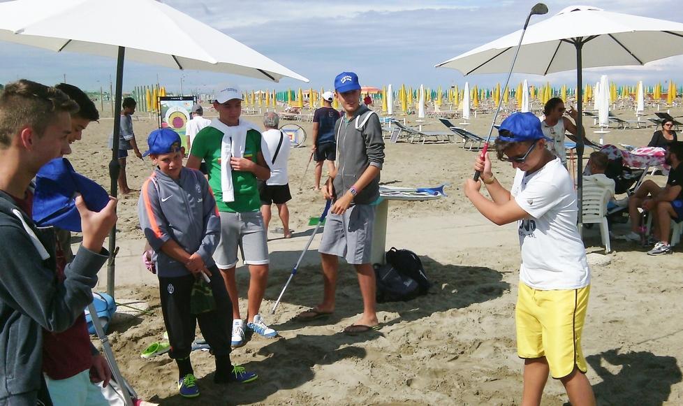 Il golf in spiaggia al Bagno Cocoà con l’Argenta Club