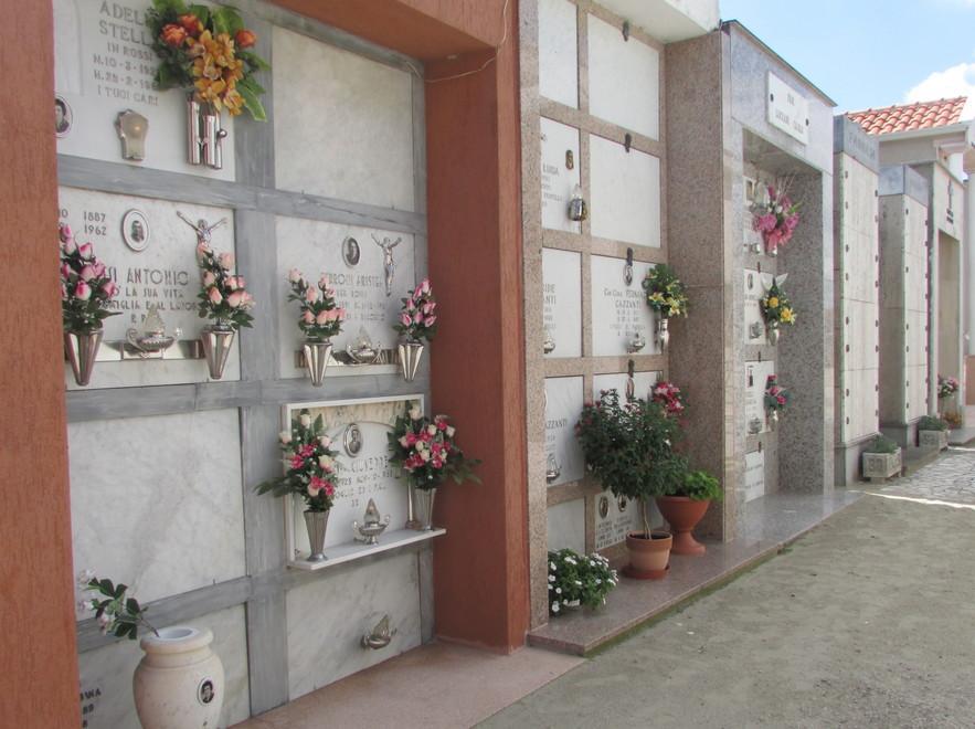 Rubano fiori al cimitero «Sono come le bestie» 