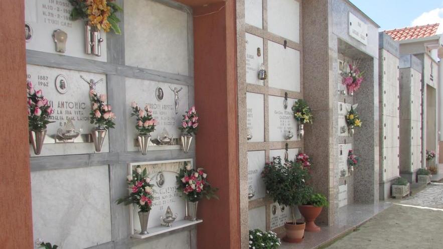 Rubano fiori al cimitero «Sono come le bestie»