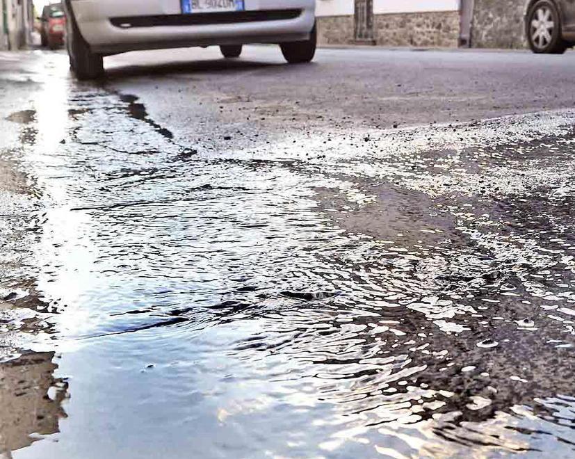 Quarrata, in via Colecchio da giorni una perdita d’acqua 