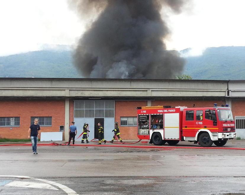 Domato l’incendio del capannone a Vaiano - Video - Foto 