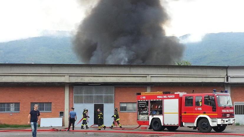Domato l’incendio del capannone a Vaiano - Video - Foto