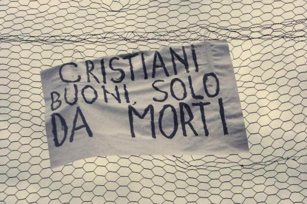 Scritte contro i cristiani La Digos in via Agosti 