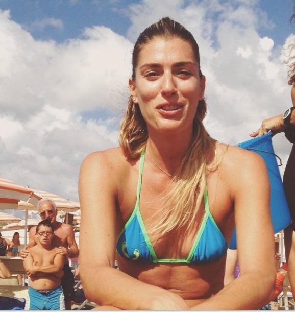 Francesca Piccinini si prepara a sottoporsi alla doccia ghiacciata