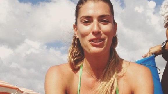 Francesca Piccinini si prepara a sottoporsi alla doccia ghiacciata