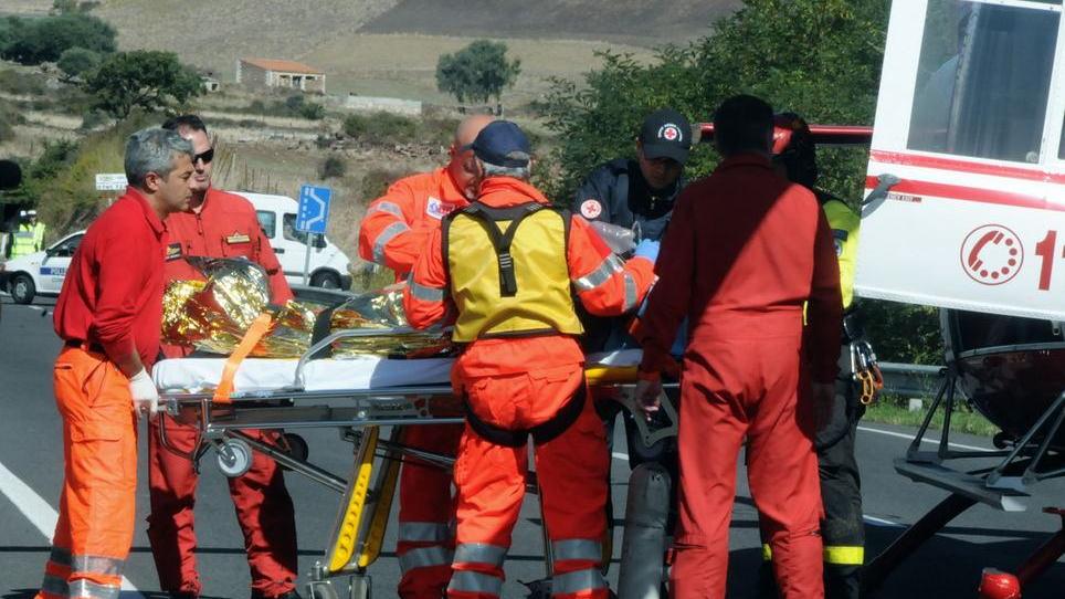 Perde il controllo della moto e finisce fuori strada, muore un 28enne