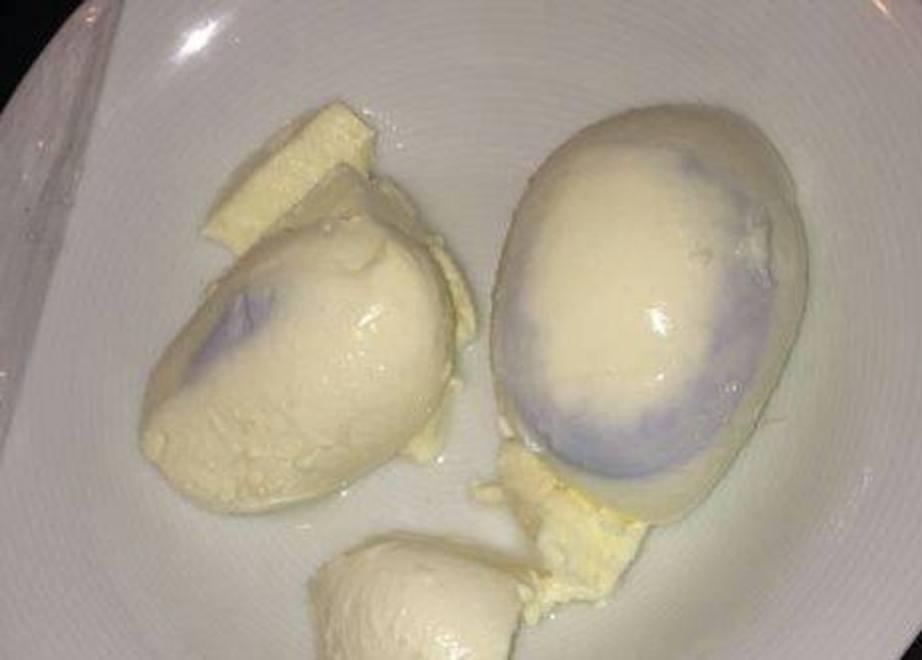 Apre la confezione e trova le mozzarelle blu