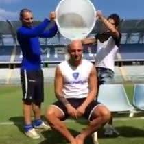 L’ice bucket challenge si tinge d’azzurro Sul nostro sito i video delle “docce” gelate