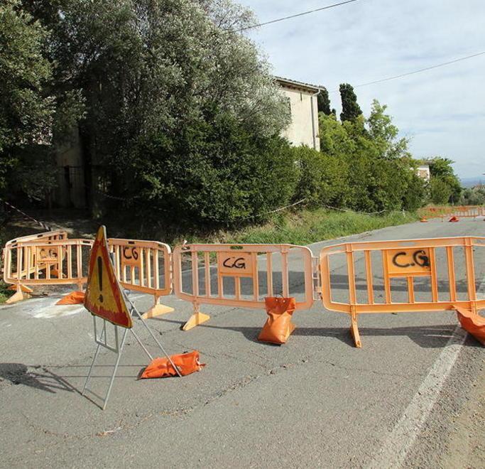 Buche, frane e pericoli: strade provinciali nel caos 