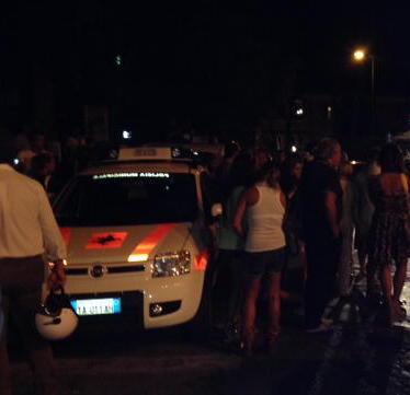 La folla si scaglia contro i vigili: «Buffoni» 