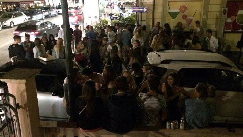 Il bar è chiuso ma i clienti ci sono lo stesso