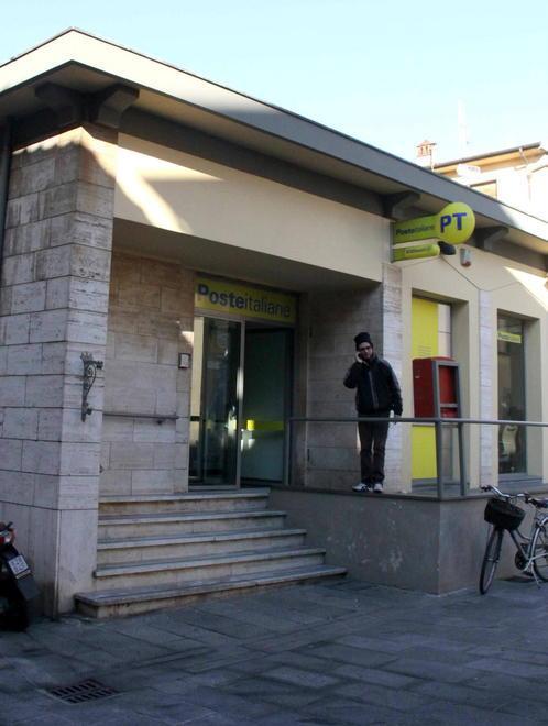 Pochi impiegati alle Poste, è caos 