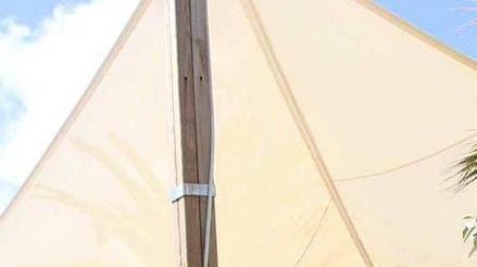 Controlli al bagno Sunset Messi i sigilli a un gazebo
