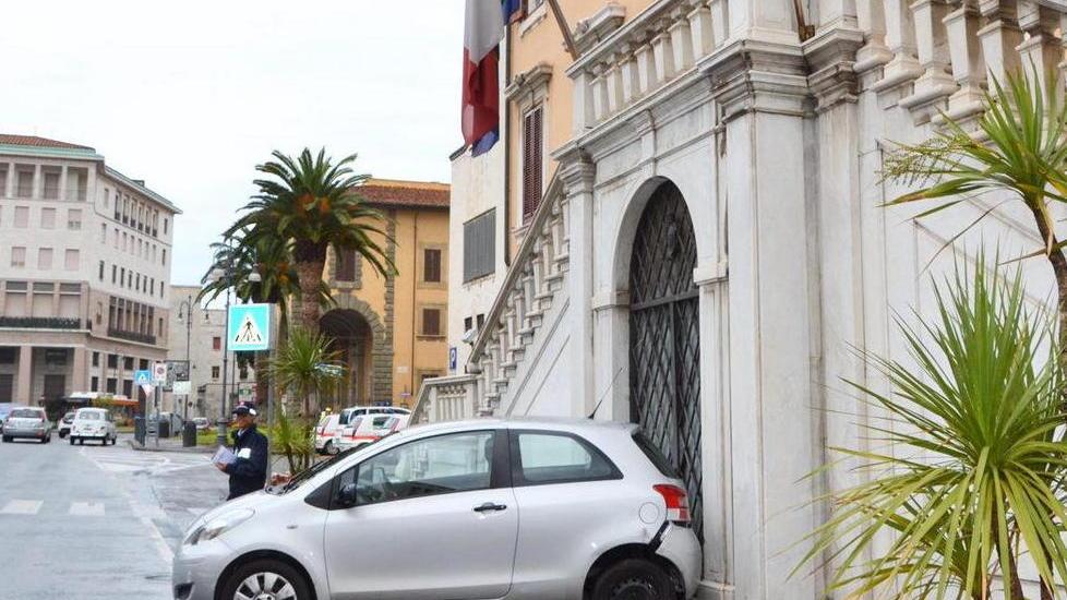 Auto in retromarcia contro lo scalone di Palazzo Civico