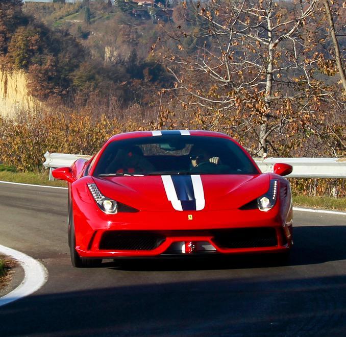 Rubavano Ferrari nei noleggi e poi le rivendevano all’estero