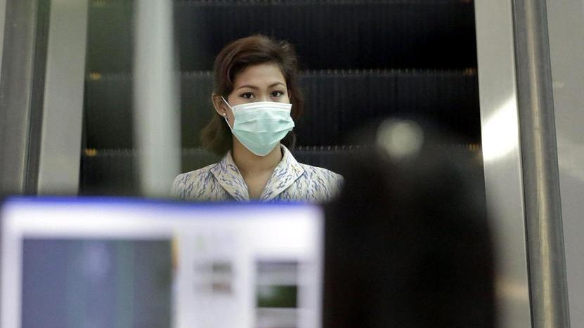 Avvolta nella plastica e portata in ospedale per paura dell’Ebola