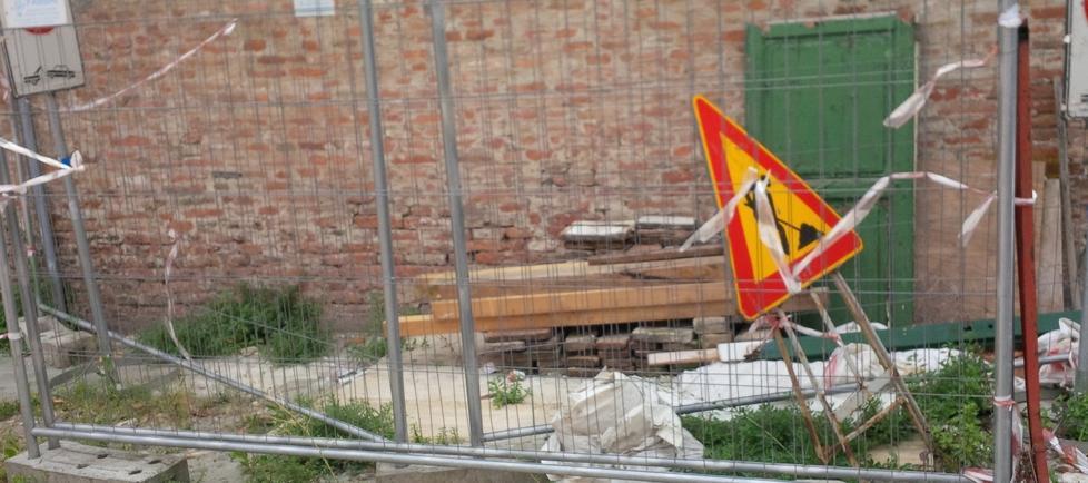 Un cantiere post sisma sta creando disagi 