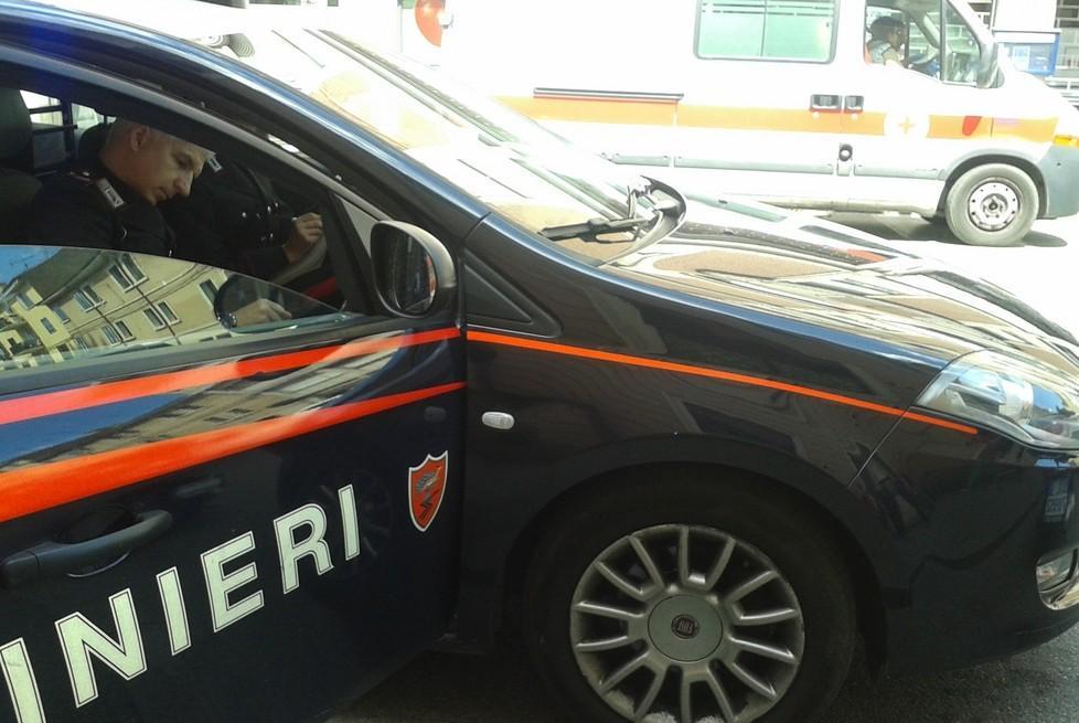 Minacciato con la bottiglia lo rapinano alla stazione 