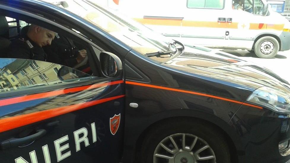 Minacciato con la bottiglia lo rapinano alla stazione