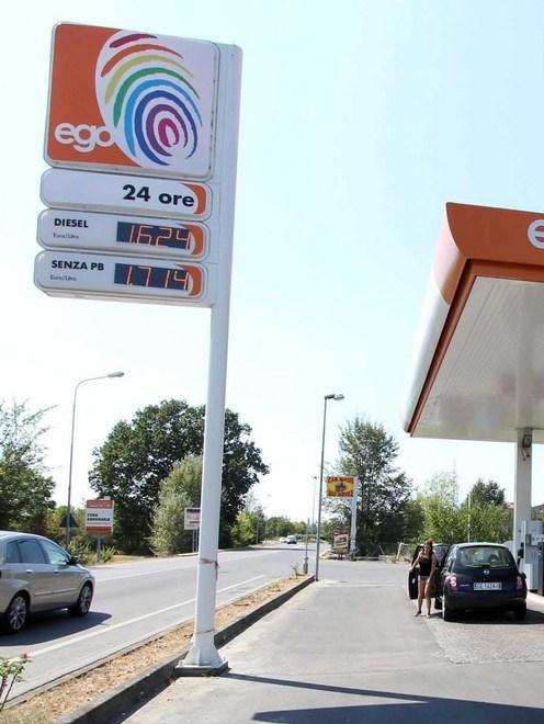 Sfascia la colonnina che non eroga la benzina 