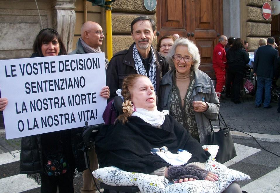 I malati di Sla sull'Ice bucket challenge: «Basta “secchiate”, vogliamo i diritti» 