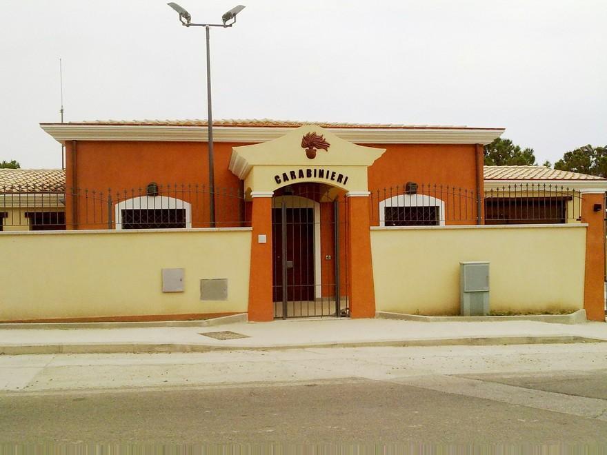 Ruba telefonino e tenta estorsione a turista, arrestato 