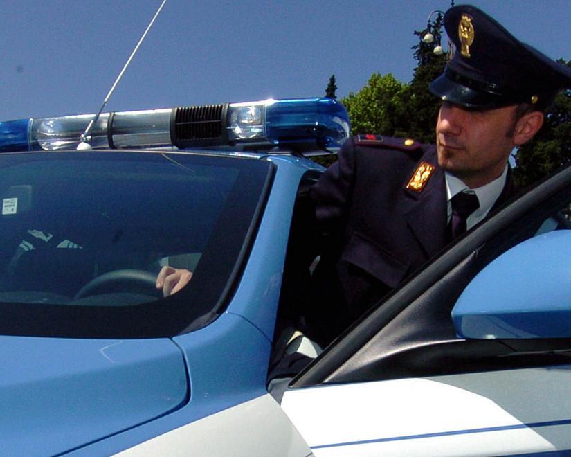 Sorpreso su un’auto rubata fugge ma viene bloccato 