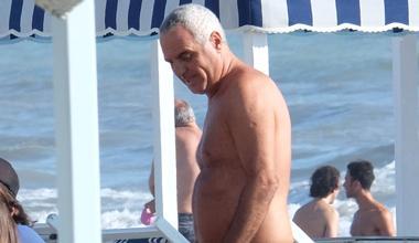 A caccia dell’ultimo sole: i vip in spiaggia a Marina e Forte 