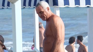 A caccia dell’ultimo sole: i vip in spiaggia a Marina e Forte