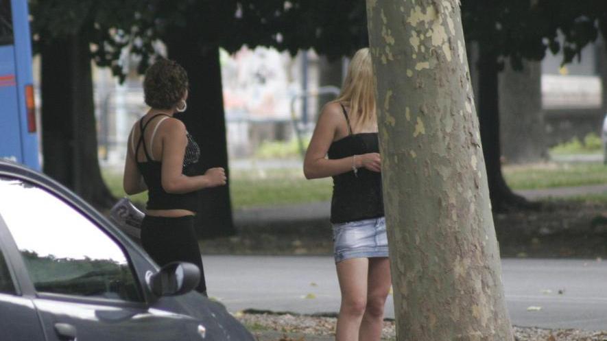 Prato, anziano in bici scippato della catenina da due viados poi arrestati