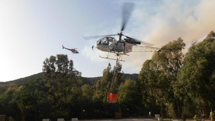 Vasto incendio minaccia le case a Furtei, intervengono gli elitanker 