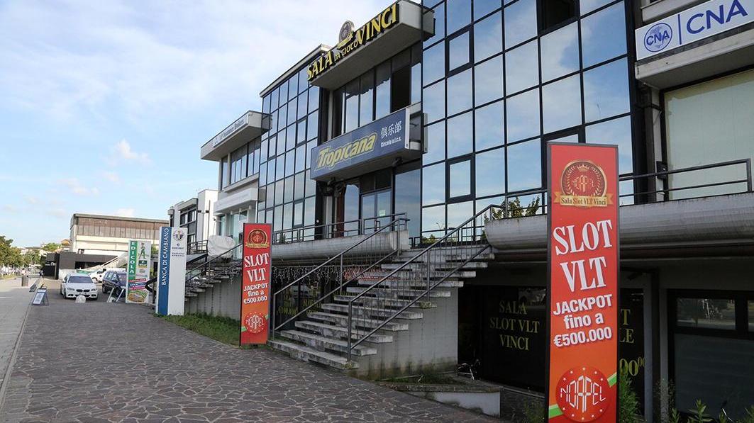 Rapina in una sala giochi, colpito al volto il dipendente