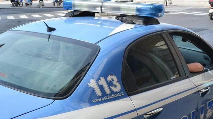 Sorprende la moglie in chat con l’amico e le spacca il computer