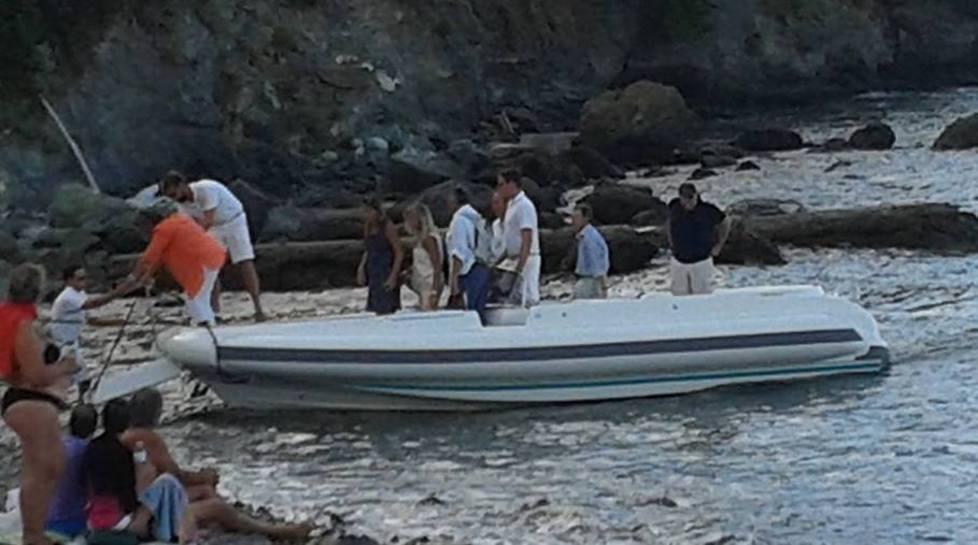 Il sindaco sbarca sulla spiaggetta a bordo del gommone 