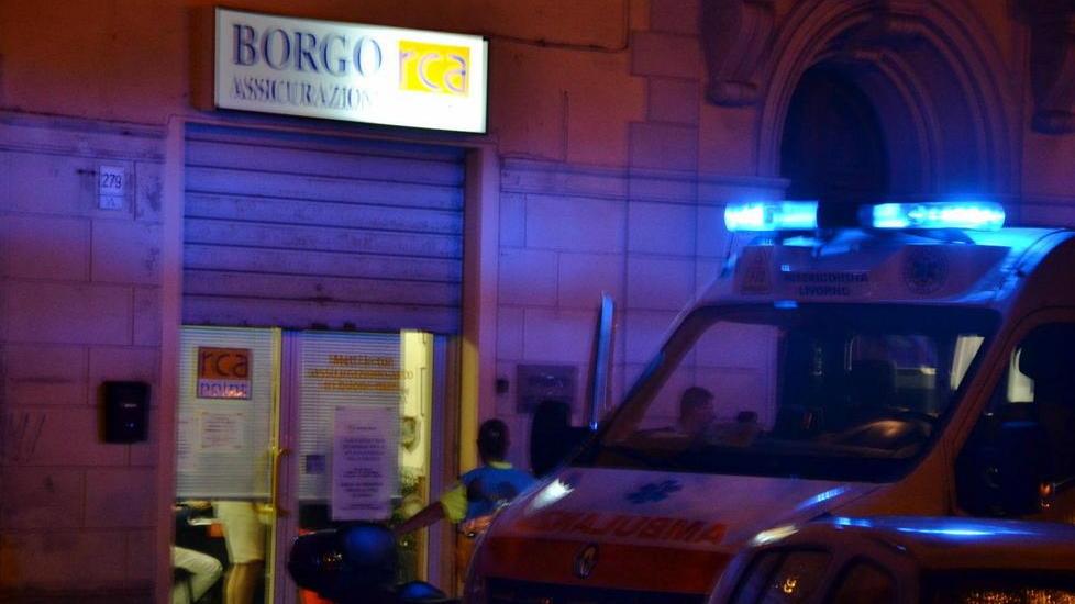Muore a 65 anni in ufficio, lo trova la moglie