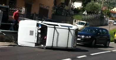 Ennesima auto ribaltata sulla ex regionale 325