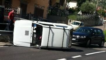 Ennesima auto ribaltata sulla ex regionale 325