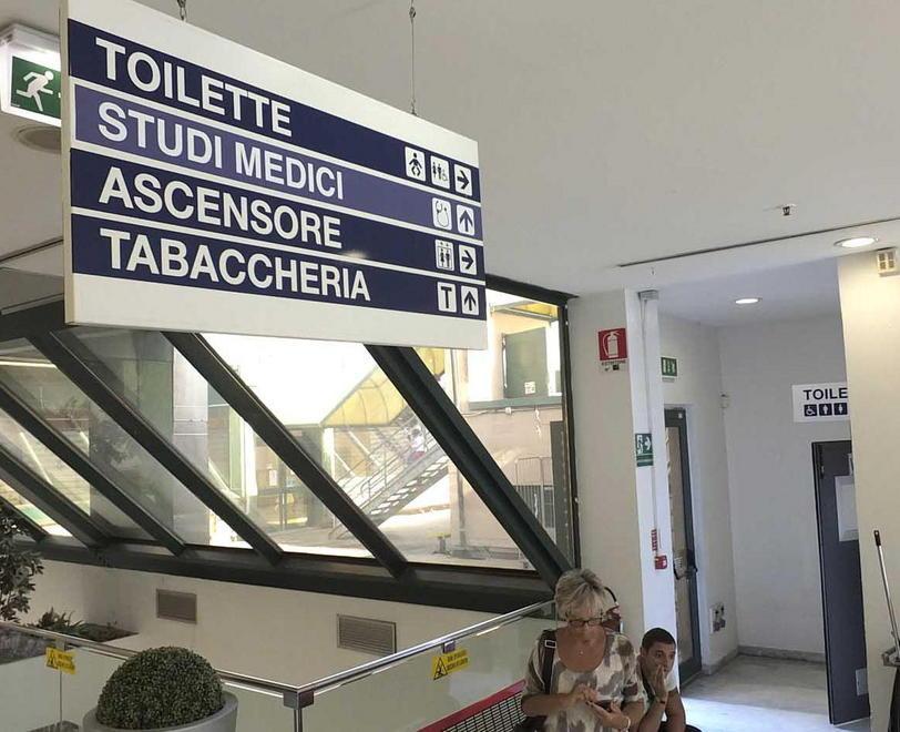L’aborto, poi la fuga Una telecamera ha ripreso il dramma 